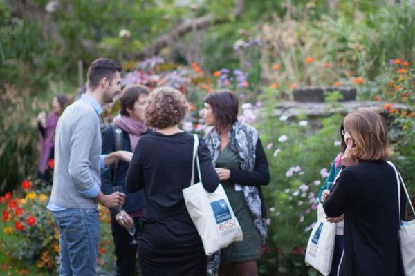 A group of alumni having a discussion 